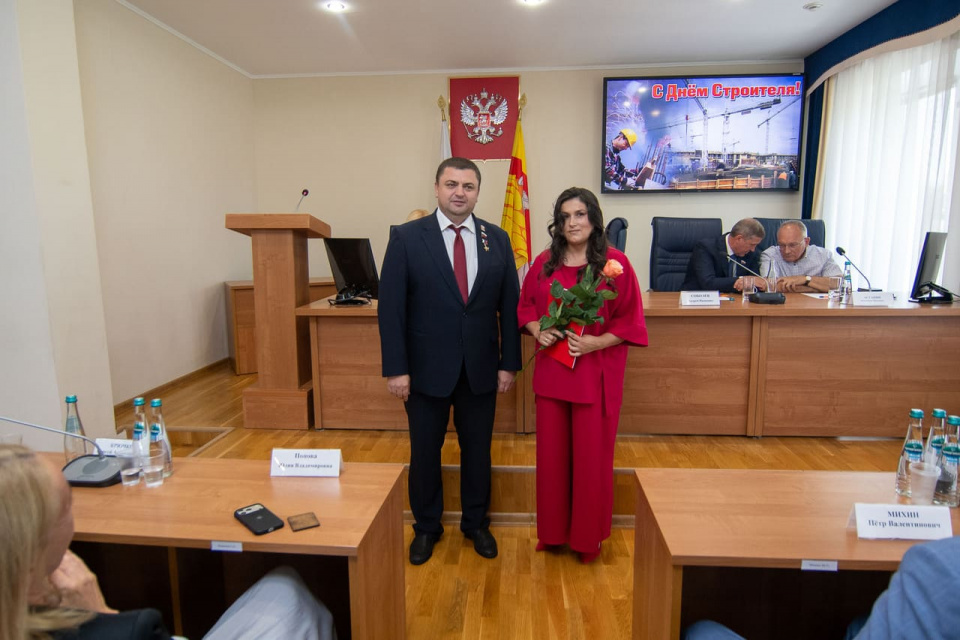 Более 30 наград муниципального уровня вручили сотрудникам ДСК в торжественной обстановке