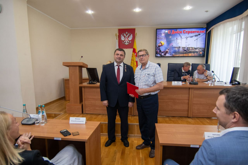 Более 30 наград муниципального уровня вручили сотрудникам ДСК в торжественной обстановке