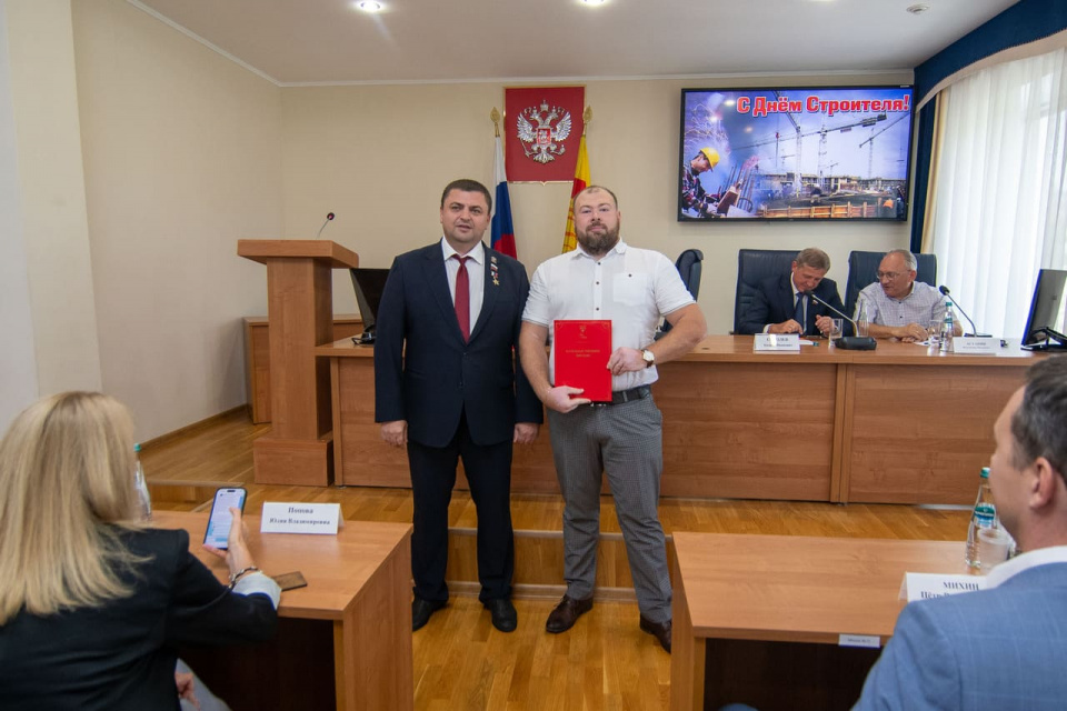 Более 30 наград муниципального уровня вручили сотрудникам ДСК в торжественной обстановке