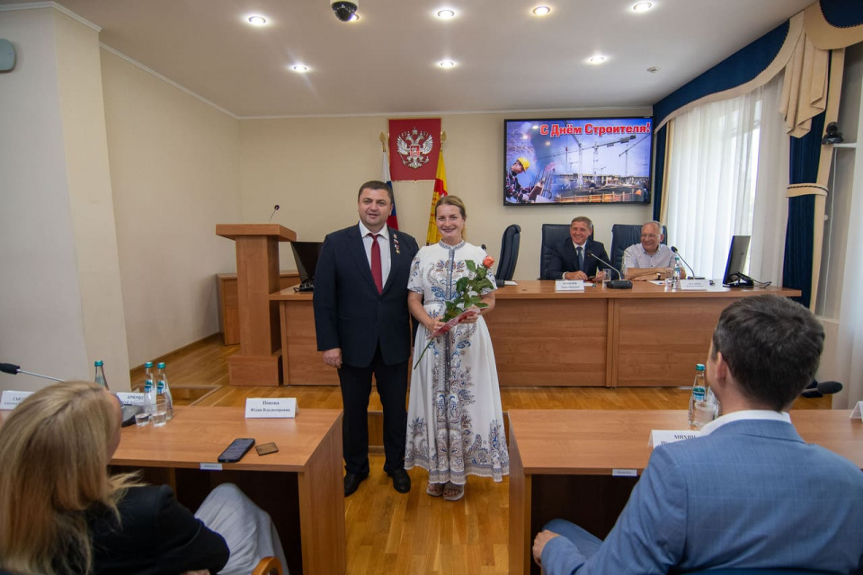 Более 30 наград муниципального уровня вручили сотрудникам ДСК в торжественной обстановке