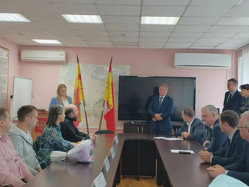Депутаты команды ДСК поздравили многодетных отцов в Воронеже