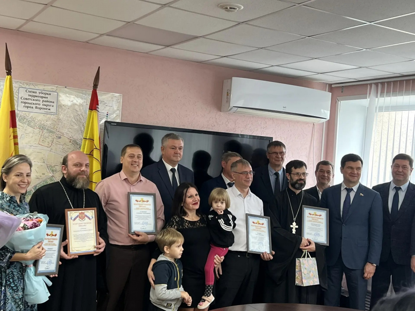 Депутаты команды ДСК поздравили многодетных отцов в Воронеже