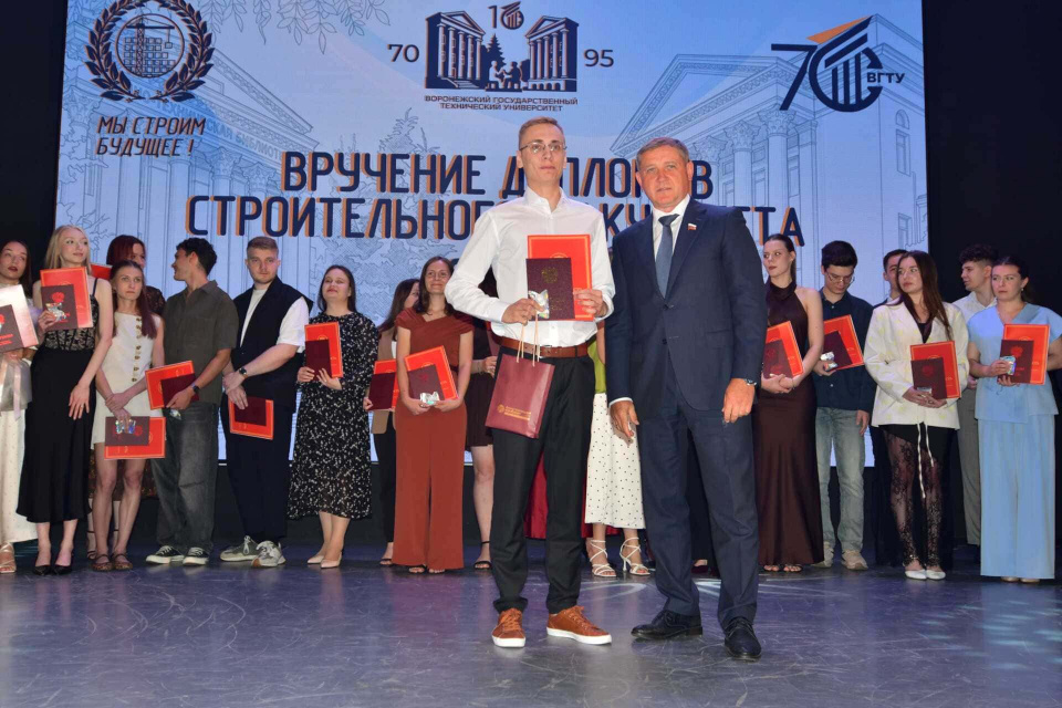 Гендиректор ДСК вручил дипломы выпускникам строительного факультета ВГТУ