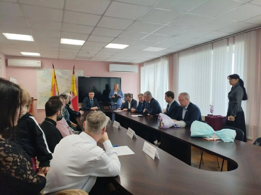 Депутаты команды ДСК поздравили многодетных отцов в Воронеже